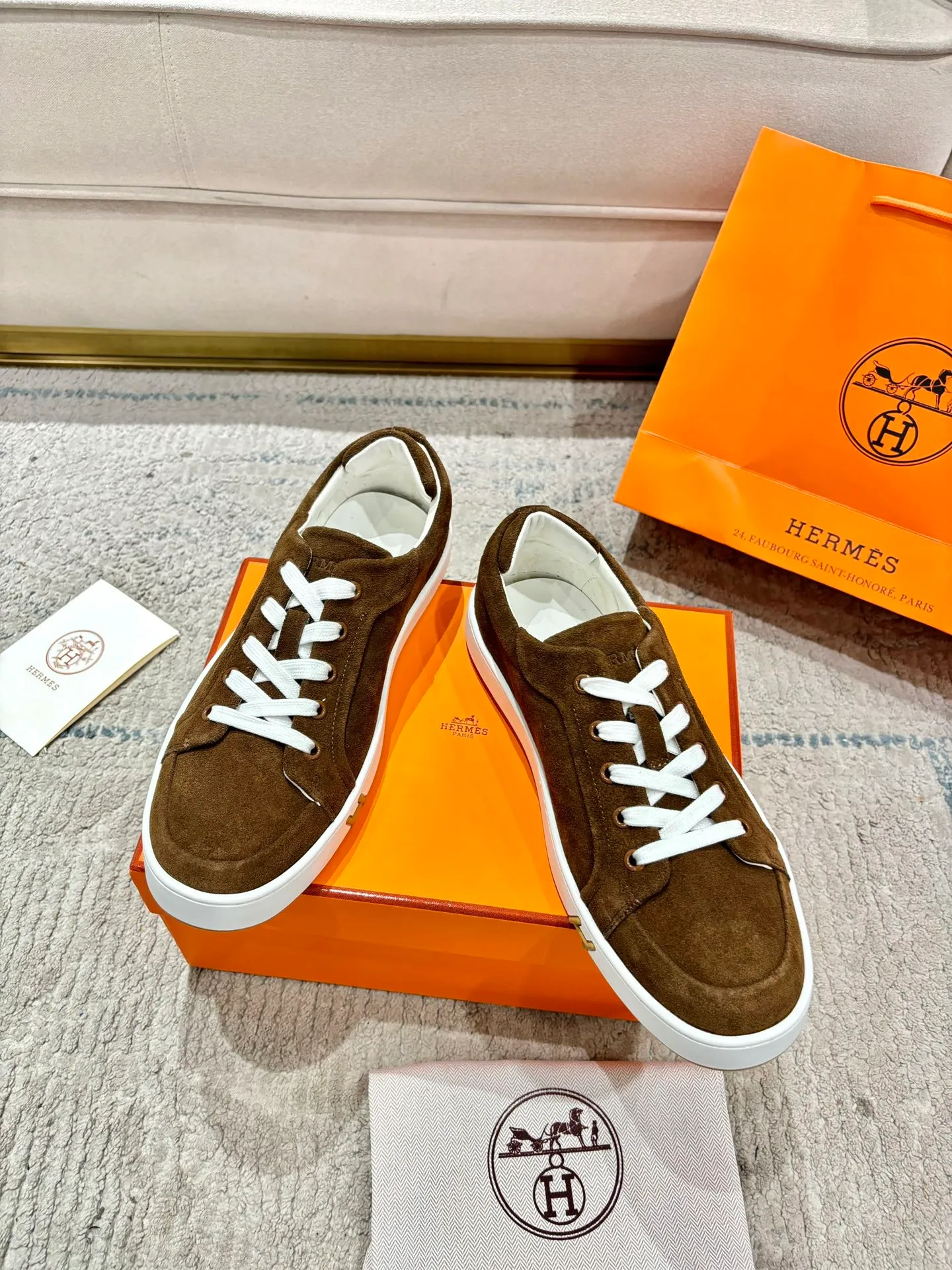👟👟Ex-factory price 640👟👟 Men's model ➕10 Hermes·Hermès 2025ss new Lucky series men's leather loafers casual sports shoes for women Top version 🔝Original purchase, development and production👍🏻 This Hermès sports shoe is made of calfskin and suede goatskin, with iconic "H" details on the side, creating a dynamic and fashionable style. 💘 💜Material: original imported first-layer cowhide 💛Inner lining: original customized soft sheepskin 💚Sole: original molded non-slip TPU outsole ❤️Sole thickness: about 2.5cm 🤍Number of yards: 35-45👣 (40 for women and 45 for men, custom-made and non-refundable